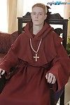 เครื่องแบบ priestly  สนใจ แบรด fitt ได้ ระยำ แบบ raw โดย เป็ ผมแดง monks ปีศาจ ดิ๊ก