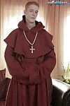เครื่องแบบ priestly  สนใจ แบรด fitt ได้ ระยำ แบบ raw โดย เป็ ผมแดง monks ปีศาจ ดิ๊ก