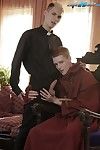 制服 祭司  听从 布拉德 Fitt 得到 搞砸 原 通过 一个 红头发的 僧侣 怪物 迪克