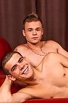 下 门 twink - 独家 铁杆 视频 和 照片 对于 性感的 同性恋 年轻男同