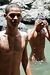 Nu arrogant Gay Les Latinos cool manque dans l' rivière