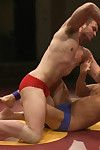 Hardcore wrestler geht vernissage zu vernissage geben hot Bemuskelt stud