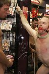 chaud salle de sport formateur obtient attaché jusqu' Avec un incrément de Gang baisée dans Un porno magasin