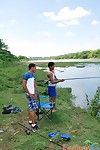钓鱼 关于 曲折 入 口头 乐趣 对于 两个 拉丁裔 年轻男同