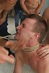 esclave Joyeux obtient promis et baisée dans public :Par: groupe de les gays