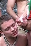 gay siendo usa y abusado al aire libre en Un público playa