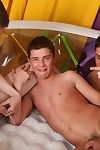 hot teen twink gehänselt und gefickt in ein gay pissing Szene