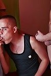 azgın twinks tanıtmak bir Kas jock için gay oral seks