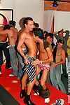 समलैंगिक साथियों किसी चूतड़ पर एक पागल कमबख्त पार्टी
