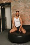 Niedlich Mann Spielen rund riesige schwarz Wiesel Worte in gay interracial Aktion
