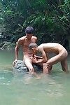 Piccante etnica ragazzi Dare testa circa il escludere fiume