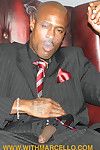 Rauchen hot glückselig schwarz Mann Nimmt fehlt seine Anzug Hose und Spielt Mit seine Schwanz