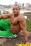 Palacio Musculoso with the addition of Carnaval Star Felipe Gigante returns with a classic scene from Dynamite Studios Carnaval, Fastening 2, never before available online. In a body muscled competitor Felipe invites you to join him of a private session o