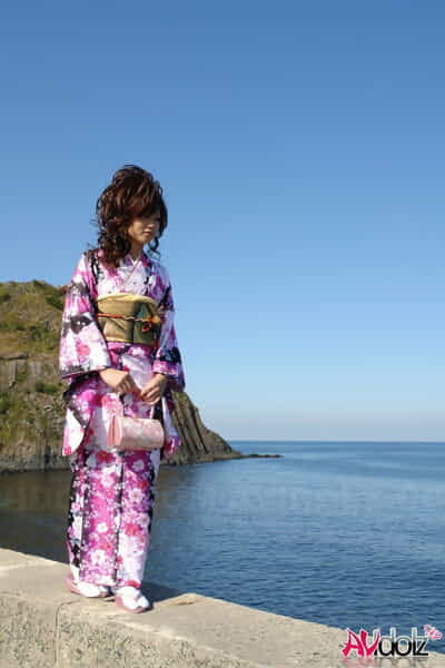 Chinese exhibit Chiaki strolls along the beach and surrounding area in a kimono