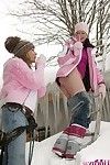 młodzieży lesbijki dzieci grać z szczeliny pomimo w fakt w zimą