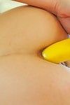 puber doet dp met een banaan in haar gazoo en Vagina