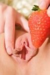 स्ट्रॉबेरी में पिंजरे के प्यार