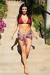 Travieso Kim kardashian posando en Bikini