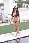 puber celeb Kim kardashian poseren op De Strand