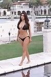 Jugendliche celeb Kim kardashian posing auf die Strand