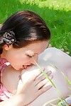 Real Chica en Chica juvenil mamadas lamiendo al aire libre en Un capital parque