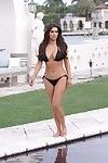 Nieposkromiony gwiazdy Kim Kardashian Gra w Bikini