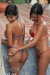 Karina en haar assistent Ana ga naar beneden uit hun riem Bikini