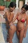 Karina e Il suo assistente Ana andare giù off loro cintura Bikini