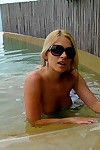 Un Gracieuse Fée d'ange aime piscine sans Vêtements dans Un piscine