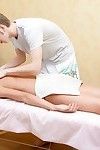 seksuele lieverd Nataly Goud is stretching billen Lust voor dieper Muff neuken