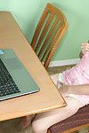 صغيرة الرضع جنيفر فريق مارس الجنس لها الكمبيوتر فني