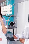 enfermeira Lyen dá saúde Lições com ela inflexível e rodada um buraco