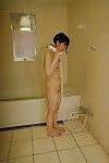 Sassy giapponese giovanile Allettante bagni e Sfregamento Il suo Vagina in Chiudere fino