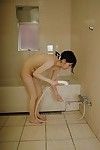 Atrevida japonês jovem tentador banhos e esfregando ela Vagina no Fechar até