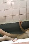 bonito buscando Chino encantador China Yuki mostrando su Seductora se inclina en el Cuarto de baño