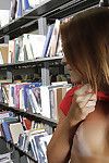 大规模的 屁股 黑暗 头发 图 艾玛 得到 作为 是 出生 和 闪烁 在 一个 图书馆