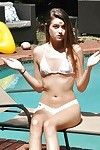 Biquini adolescente Alex Mae posando no piscina antes de para expondo adulto Bebê frente pára-choques