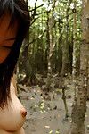 Bela japonês Adolescente querida com notável jarros posando no nature's o traje ao ar livre