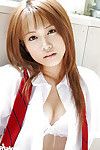 Admirable oriental colegiala Reika Shina pelar off su uniforme