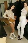 mascella Cadere giovanile queens Erotico Danza e mostrando off loro sexy Pantaloni