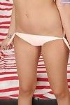 jóvenes Chica Ana spencer strip-tease off blanco Pantalones cortos y Pantalones cortos en sudoroso Cerca de ups