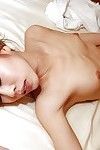 teen yaş Asya Şeker Verir bir bedeni oral seks ve kazanır onu traş edilmemiş Vajina çivilenmiş