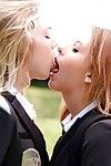 युवा स्कूली लड़कियां कैली स्पार्क्स और केली ग्रीन जीभ मुंह करने के लिए मुंह सड़क पर
