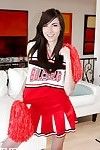 Vuil juveniele chicito Emily Grijs poseren solo in wild Cheerleader uniform
