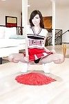 Sporco giovanile chicito Emily Grigio in posa solo in wild Cheerleader uniforme