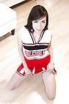 Vuil juveniele chicito Emily Grijs poseren solo in wild Cheerleader uniform