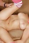 juvénile et breasty pornstar ashley Adams céleste Sperme flux sur Sans tache Les jeunes Seins