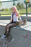 Avril serieus bewondert De punk rock culture, maar rechts na vergadering ryan, dit meisje nu bewondert De blazen pikkie culture.