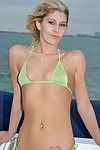 Superbe Ava montre off Son bikini alors atteint pilé Dur dans l' Un trou dans Éblouissante yacht baise Vue
