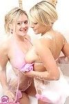 sexuell fasziniert Fee Behaarte teilen ein Warm Dusche Zimmer Mit Ihr Frau auf Frau assistant